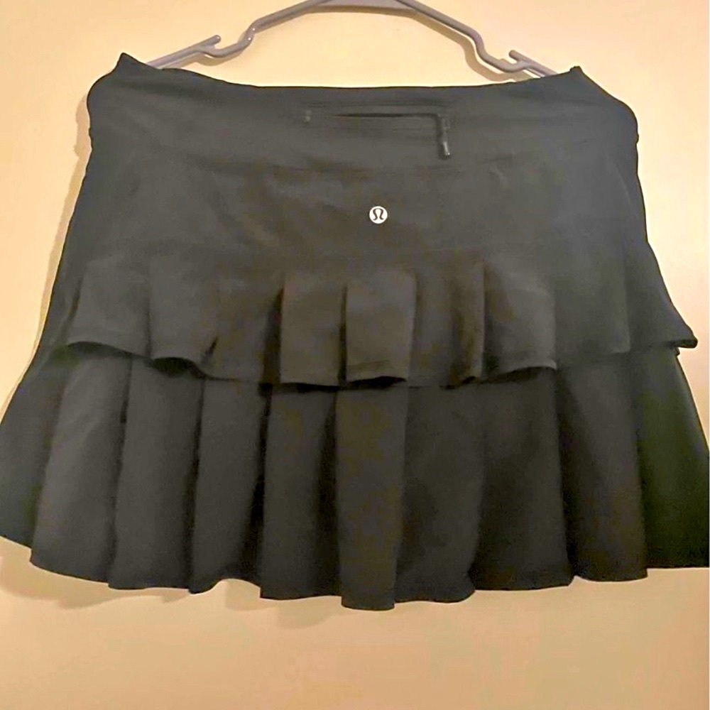 Black Lululemon tiered tennis skirt- so 6